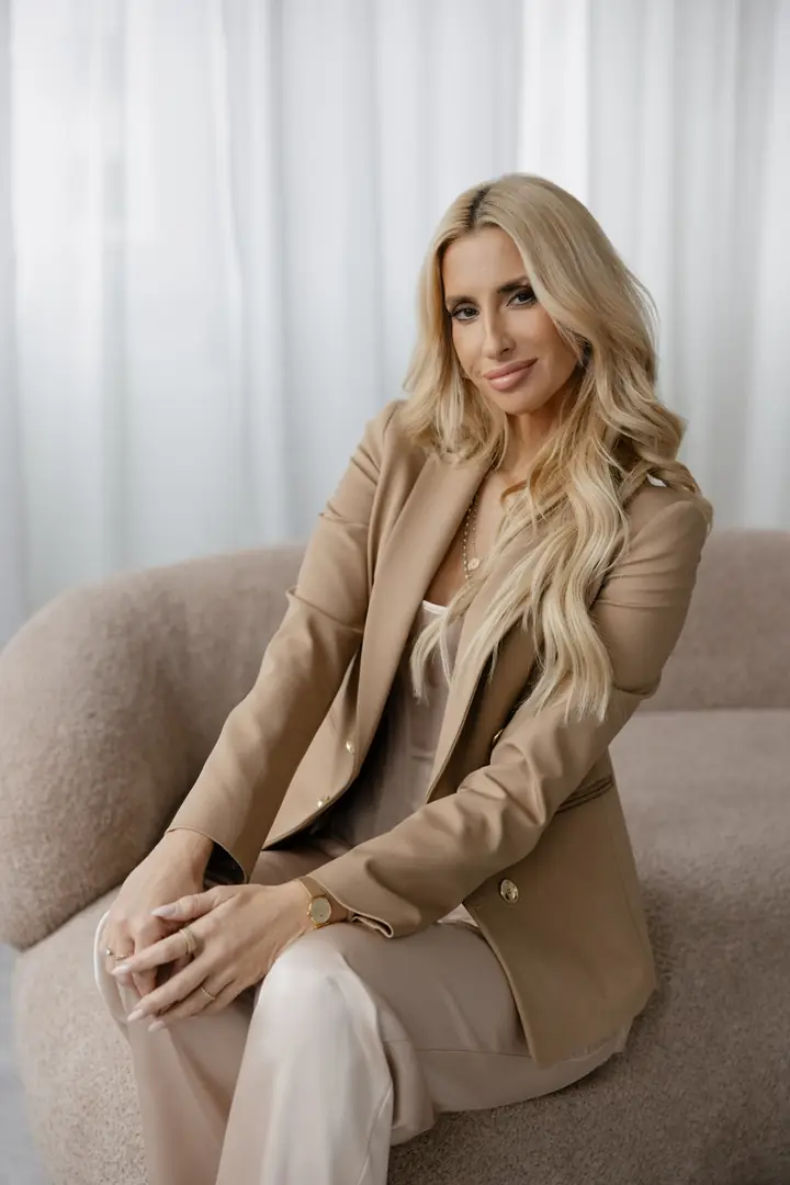 Petronela Chalupková v béžovom saku – privátna spolupráca